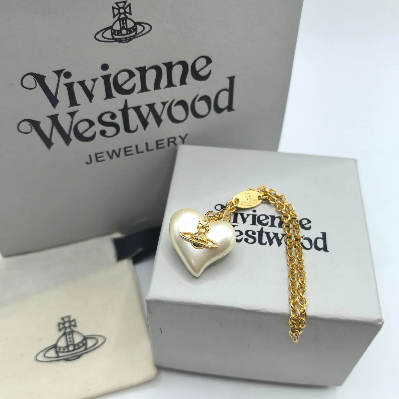 Vivienne Westwood Pendentif perle en forme d'orbe et de coeur avec chaîne en or 6