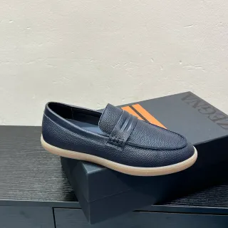 Zegna नेवी बेज पेबल्ड लेदर पेनी स्ट्रैप लोफर