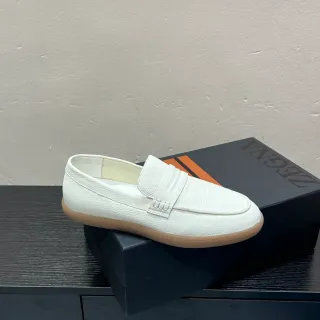 Zegna सफ़ेद बेज पेबल्ड लेदर पेनी स्ट्रैप लोफ़र