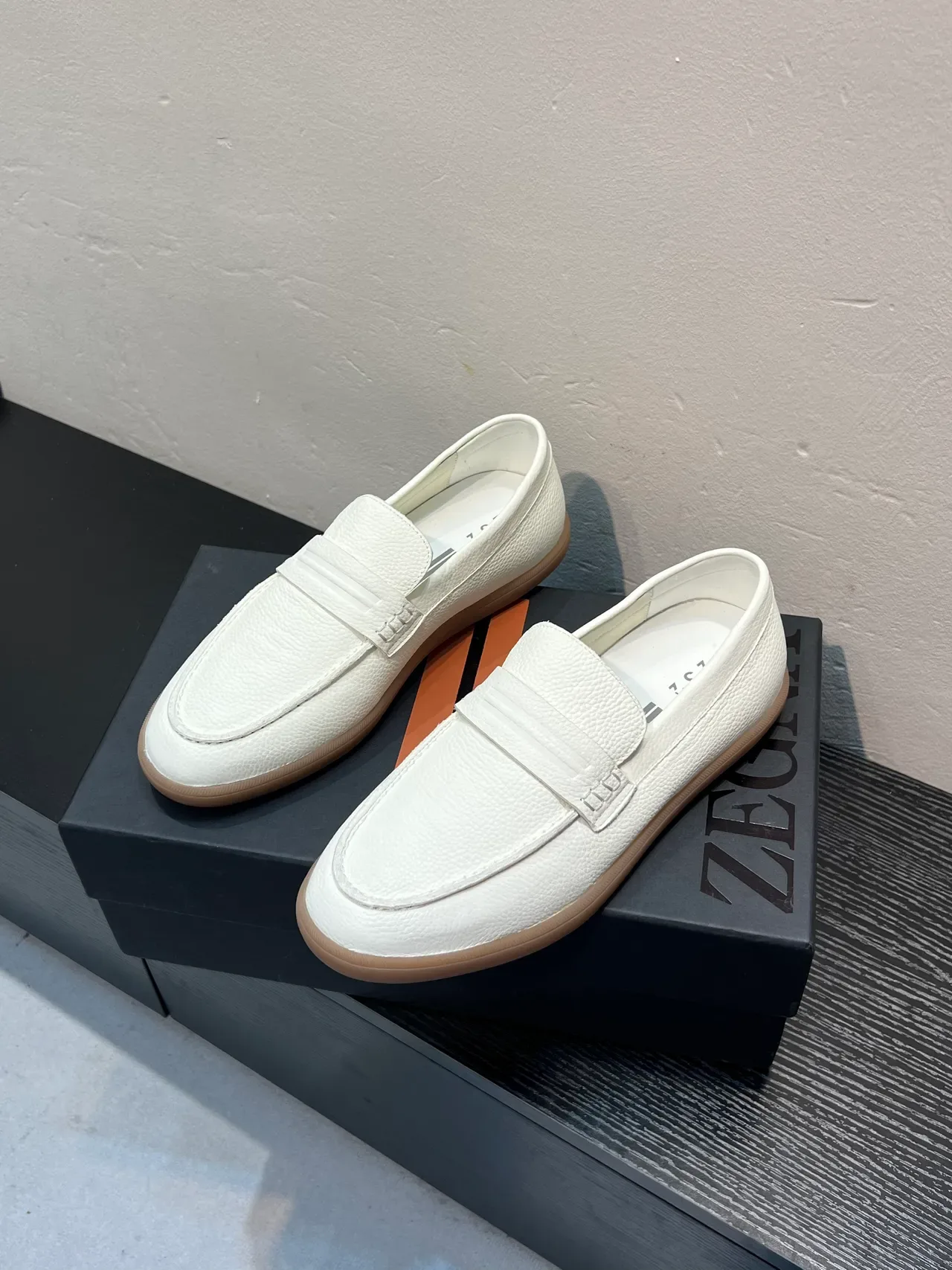 Zegna सफ़ेद बेज पेबल्ड लेदर पेनी स्ट्रैप लोफ़र 3