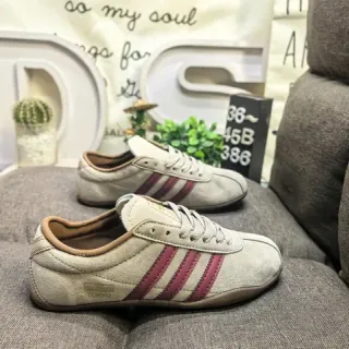 Adidas भूरा-बर्जंडी सुड ऊपरी तीन पट्टी साइड पैनल लाइफस्टाइल स्नीकर