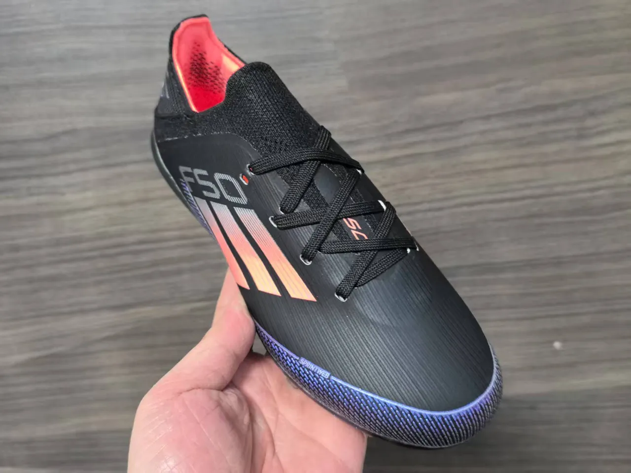 Adidas Zapatos de fútbol de corte bajo con upper sintético negro y naranja con detalles de franjas en gradiente para terreno firme 10
