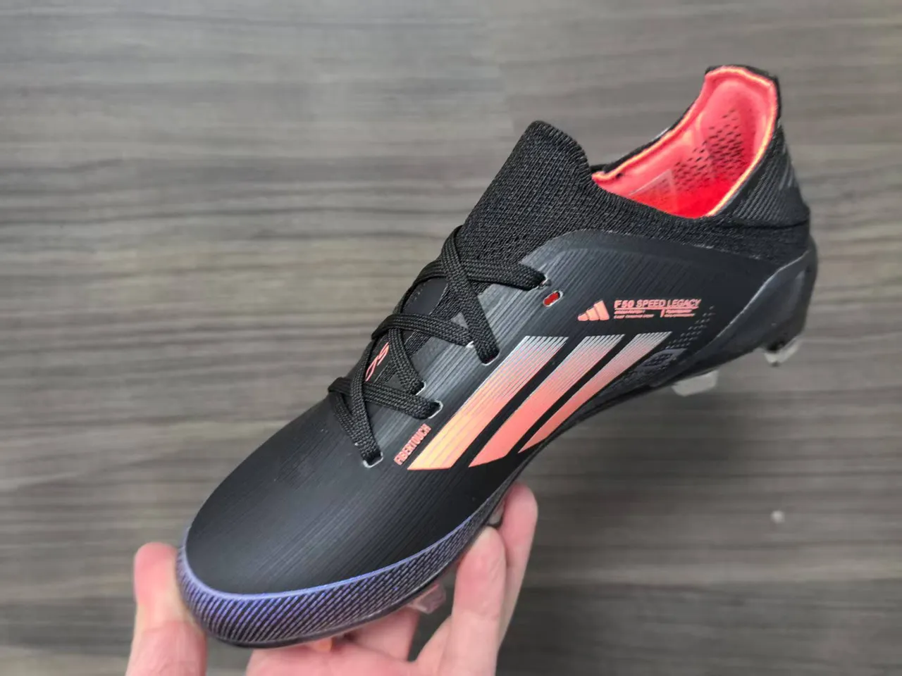Adidas Zapatos de fútbol de corte bajo con upper sintético negro y naranja con detalles de franjas en gradiente para terreno firme 12