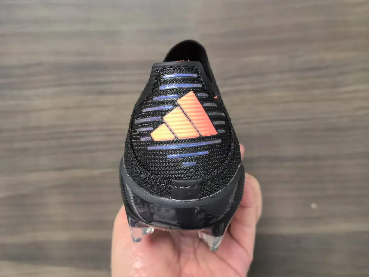 Adidas Zapatos de fútbol de corte bajo con upper sintético negro y naranja con detalles de franjas en gradiente para terreno firme 13