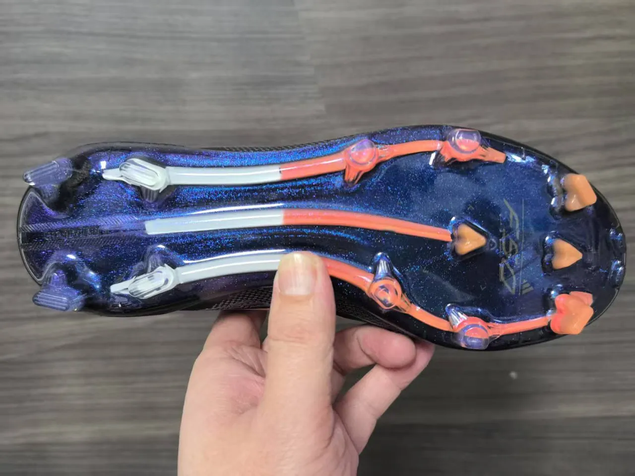 Adidas Zapatos de fútbol de corte bajo con upper sintético negro y naranja con detalles de franjas en gradiente para terreno firme 14