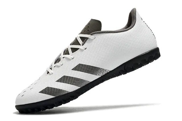 أديداس أحذية كرة القدم للعشب مع الجزء العلوي المصنوع من البلاستيك الأسود والفضي المُطْبَّق، والكم المنخفض 3