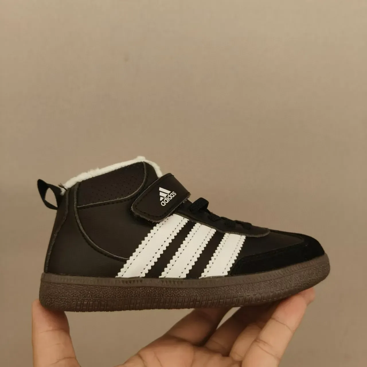 Adidas Tênis Lifestyle Preto e Branco de cano alto com velcro 6