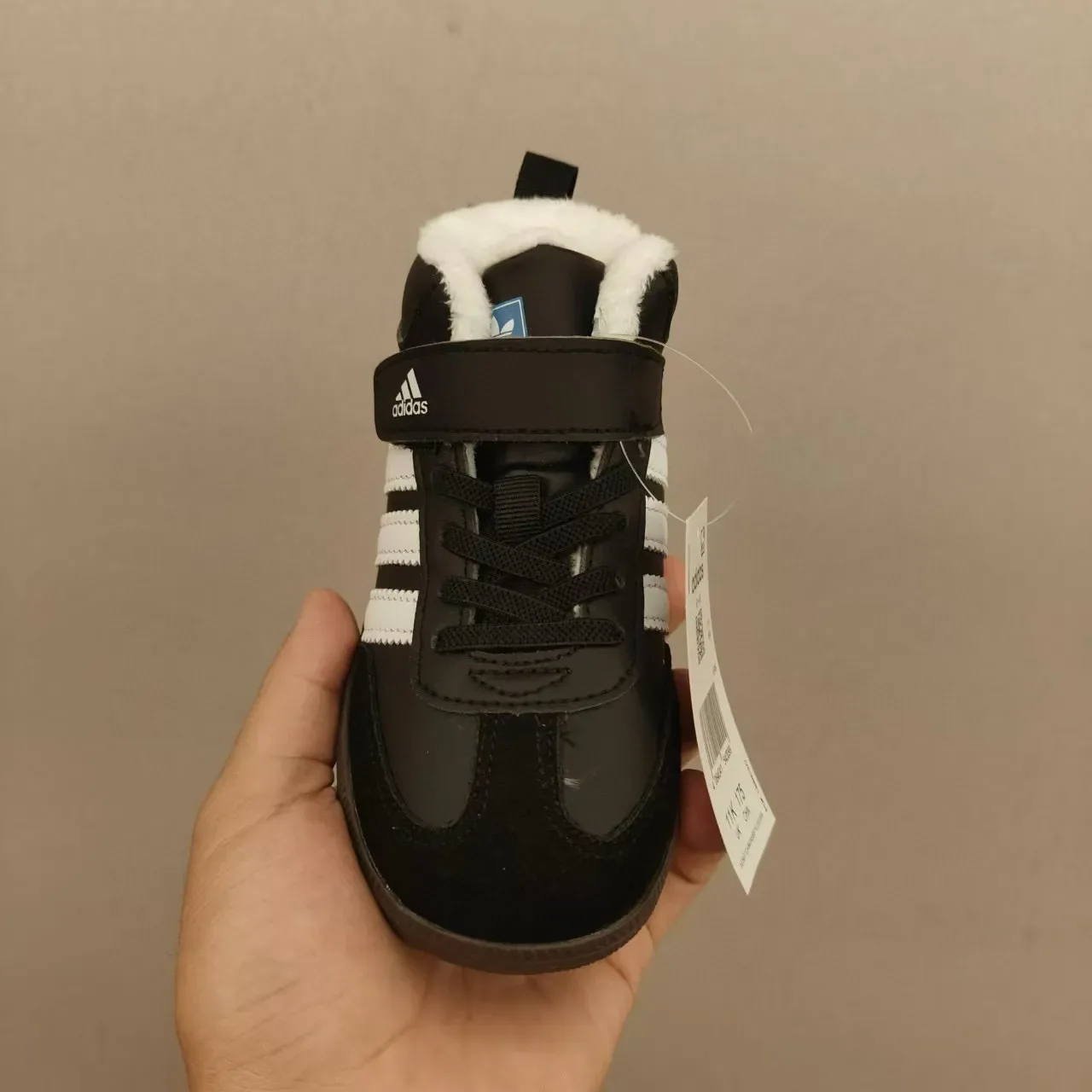 Adidas Tênis Lifestyle Preto e Branco de cano alto com velcro 7