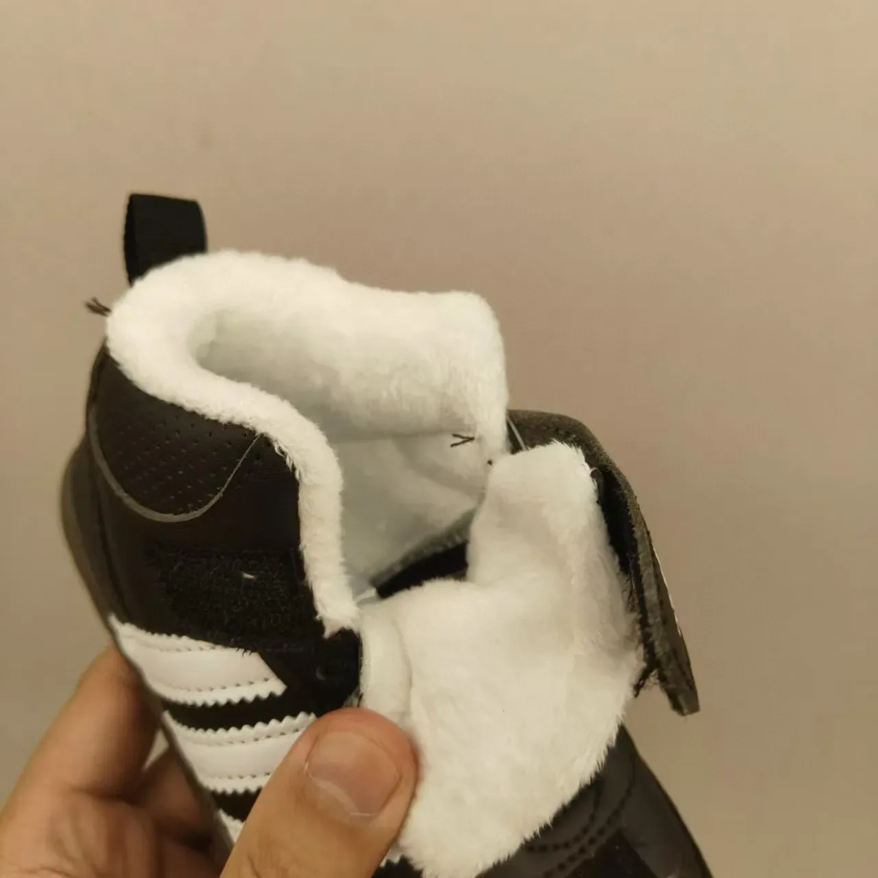 Adidas Tênis Lifestyle Preto e Branco de cano alto com velcro 10