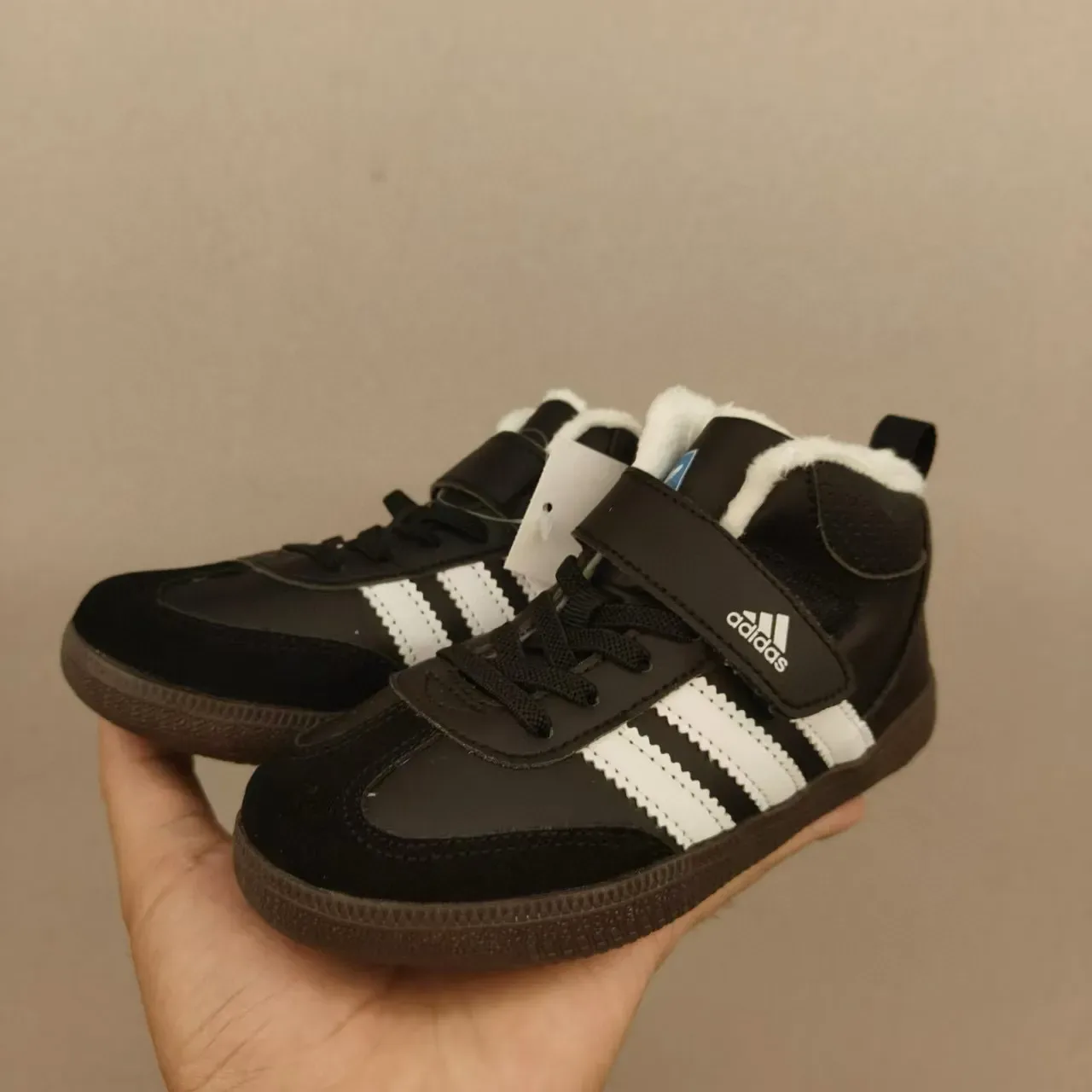 Adidas Tênis Lifestyle Preto e Branco de cano alto com velcro 11
