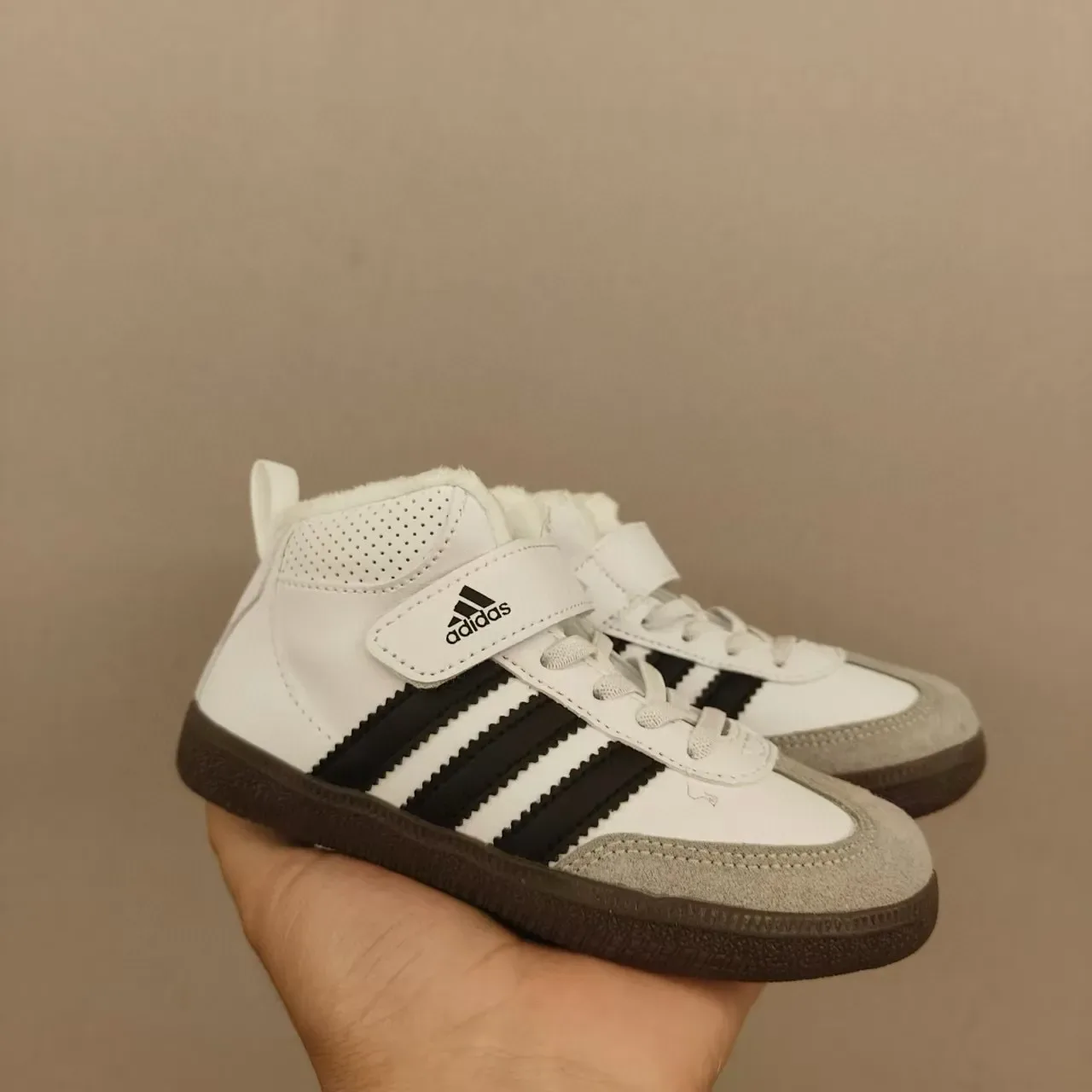Adidas Tênis Lifestyle Preto e Branco de cano alto com velcro 12
