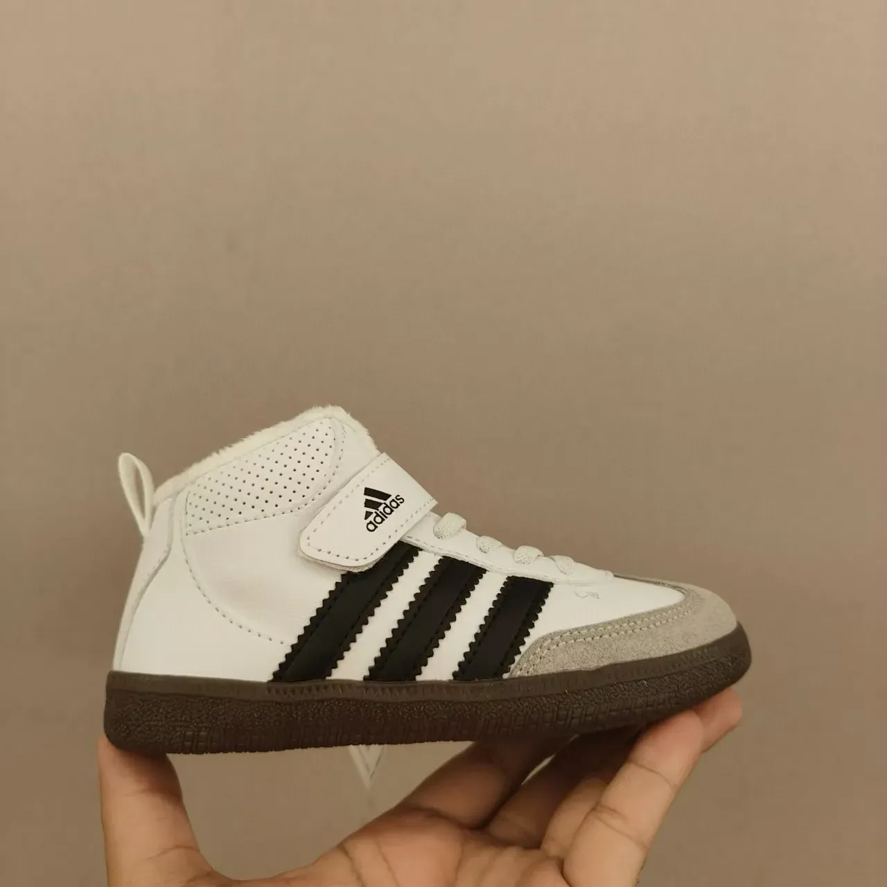 Adidas Tênis Lifestyle Preto e Branco de cano alto com velcro 13
