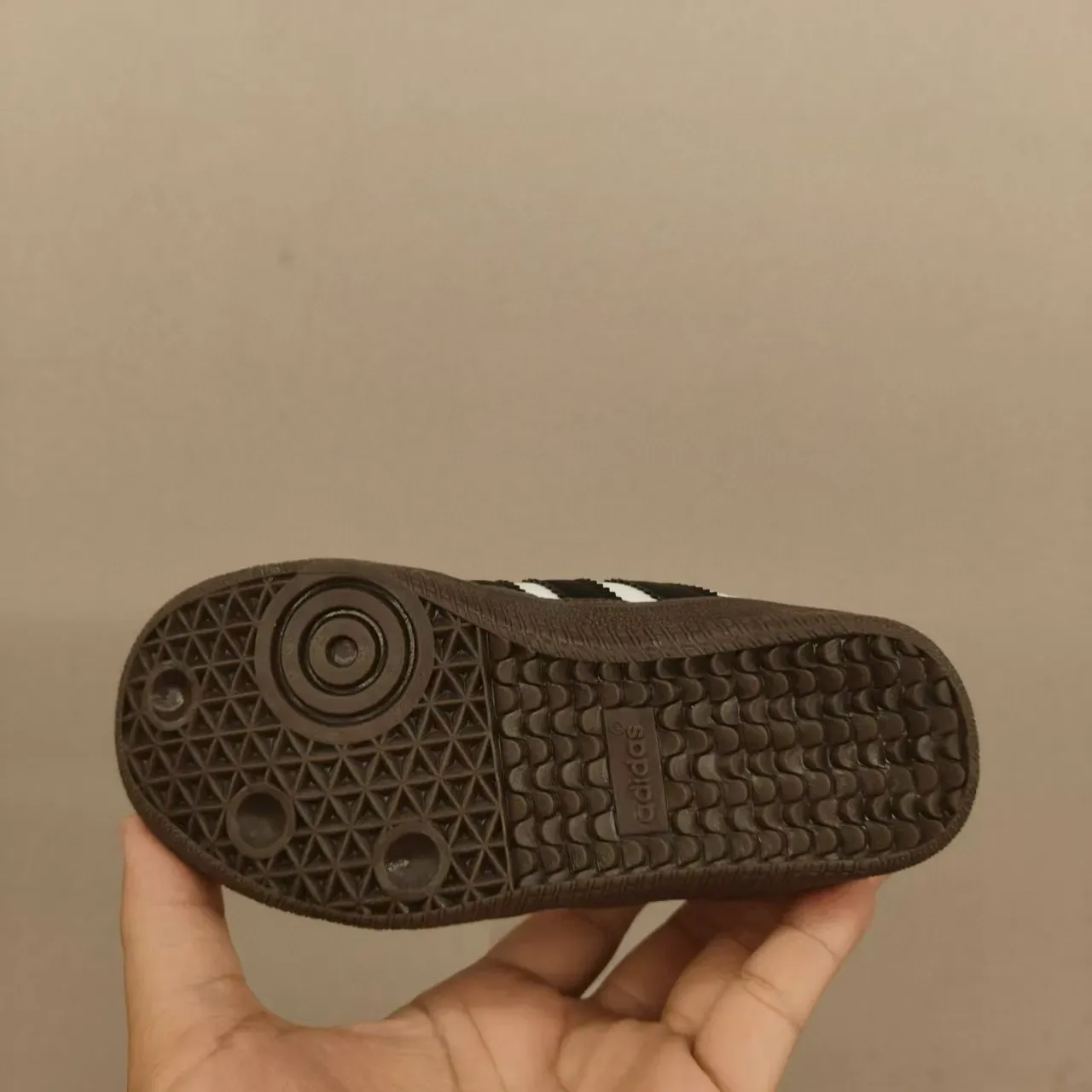 Adidas Tênis Lifestyle Preto e Branco de cano alto com velcro 16