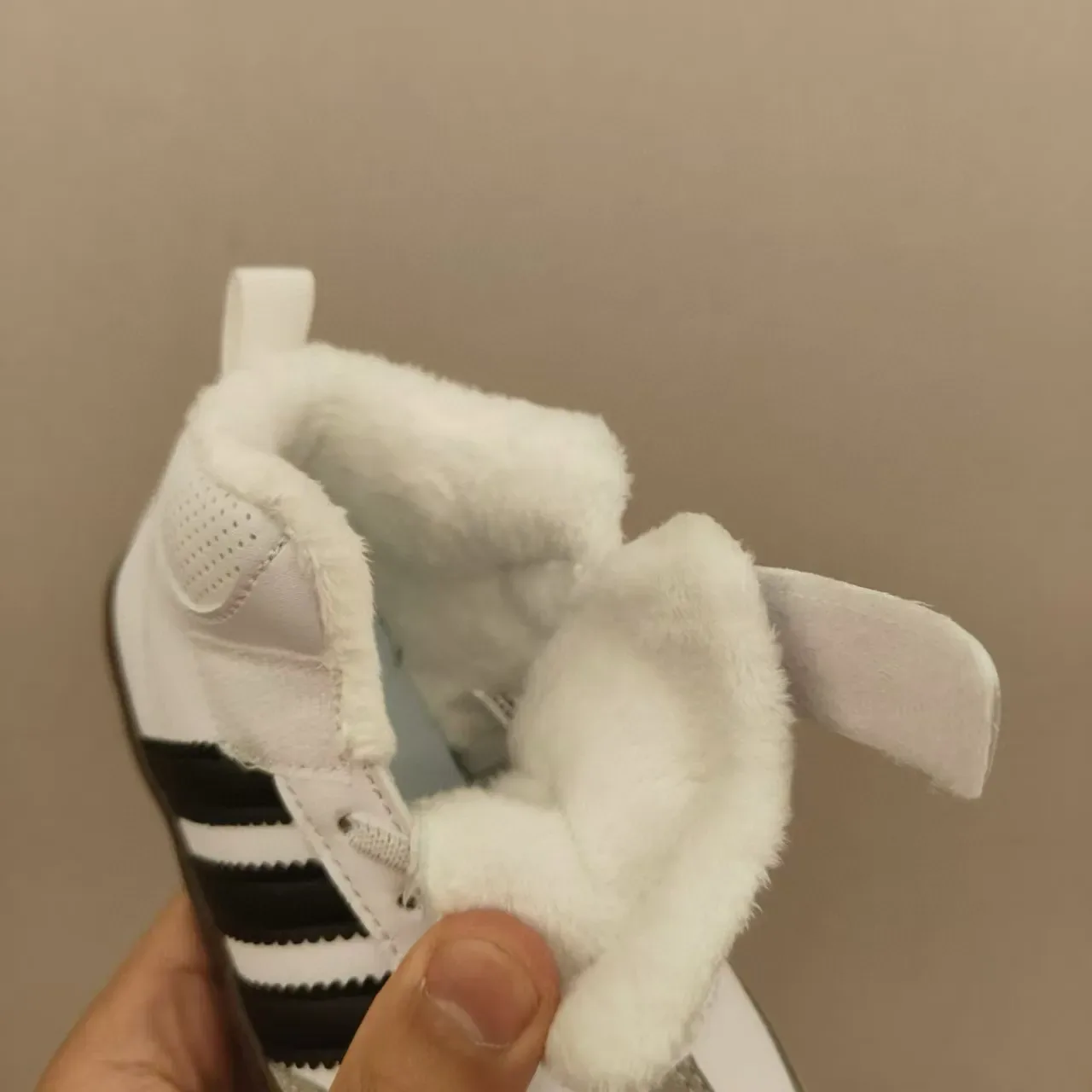 Adidas Tênis Lifestyle Preto e Branco de cano alto com velcro 17