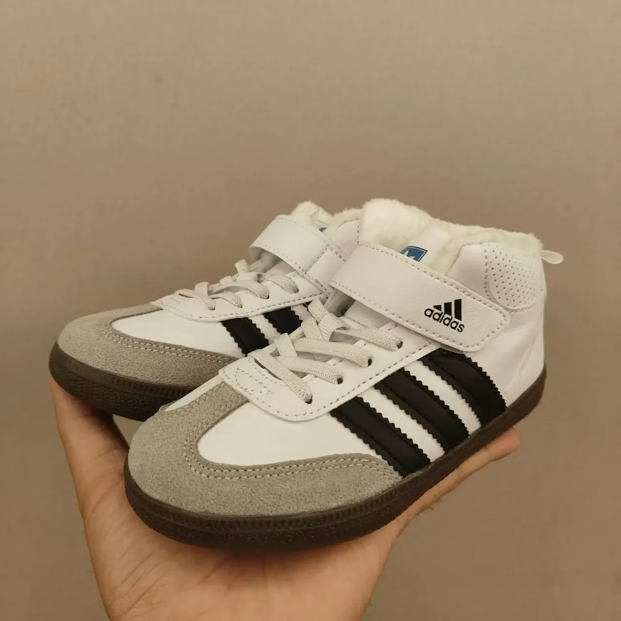 Adidas Tênis Lifestyle Preto e Branco de cano alto com velcro 18