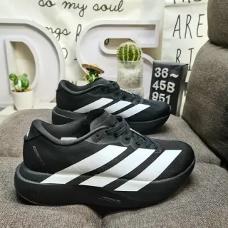 Adidas zapatillas de correr negras y blancas con parte superior de malla ingenieril de bajo