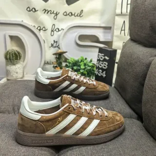 Adidas भूरा सफेद स्यूड ऊपरी तीन पट्टियाँ लाइफस्टाइल स्नीकर