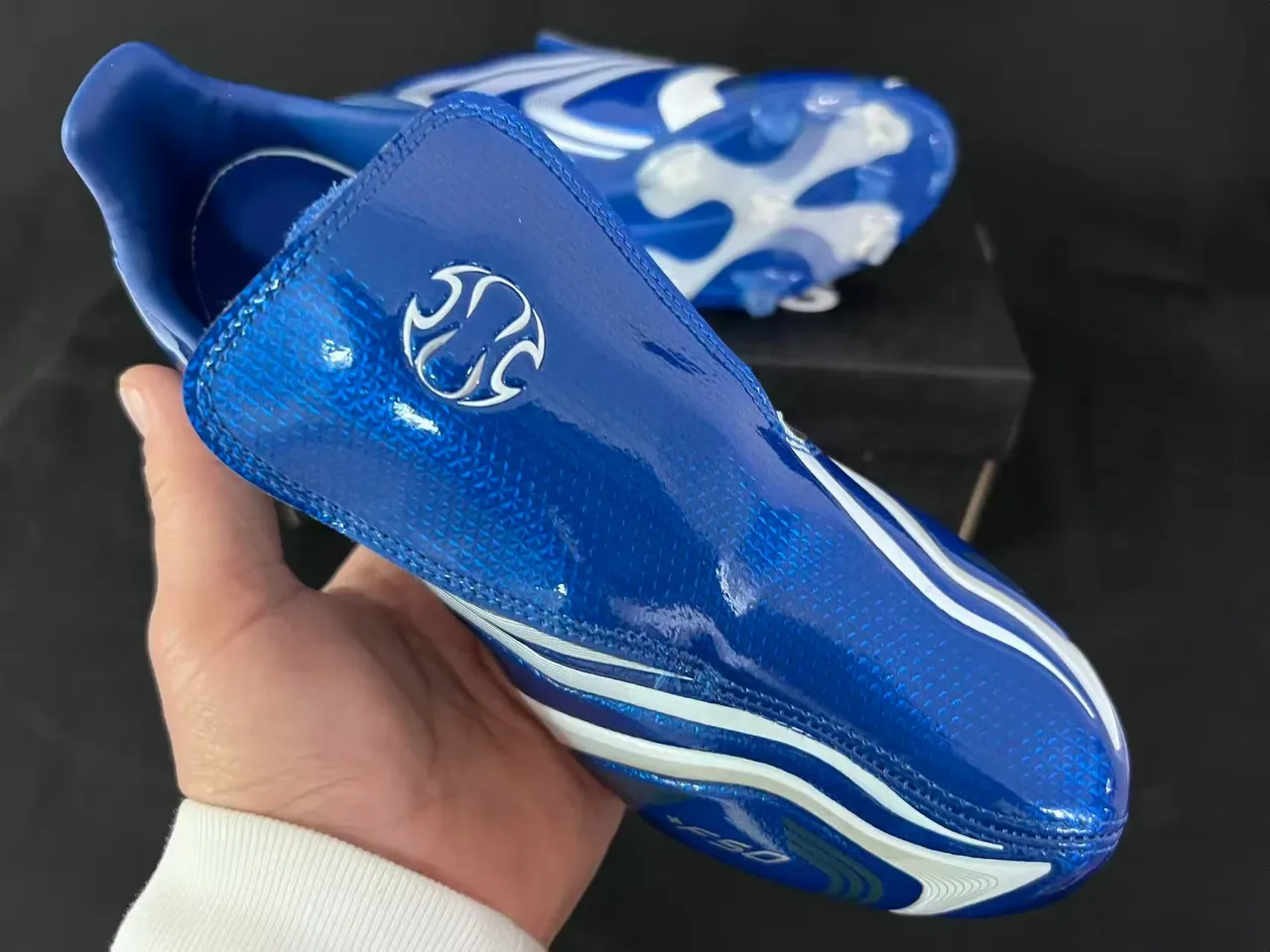أديداس F50 أزرق معدني أبيض خط موجي أرض صلبة أحذية كرة القدم 5