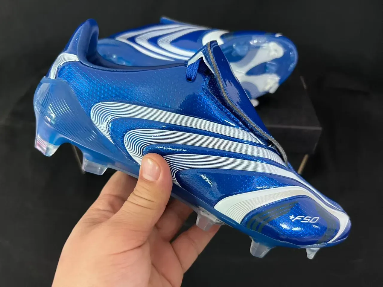 أديداس F50 أزرق معدني أبيض خط موجي أرض صلبة أحذية كرة القدم 6