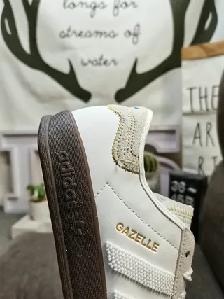 Adidas Gazelle Sneakers Lifestyle em Cinza Claro e Bege 3