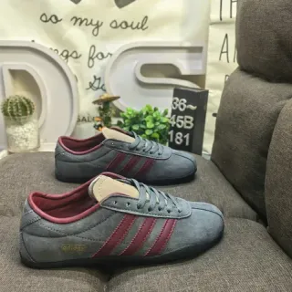 Adidas ग्रे बर्गंडी स्यूड ऊपरी तीन पट्टी साइड पैनल लाइफस्टाइल स्निकर्स