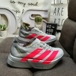 Adidas Gris Rouge Upper en Maille Ingénierisée Plateforme Sculptée Midsole Chaussures de Running