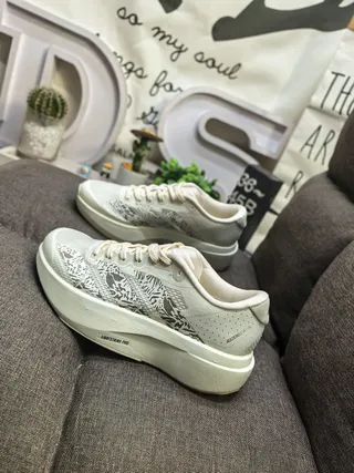 Adidas Gris Blanco Superior Malla Ingenieril Tres Rayas Marca Lateral Zapatillas de Running 7