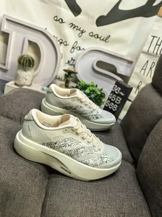Adidas Gris Blanco Superior Malla Ingenieril Tres Rayas Marca Lateral Zapatillas de Running 9