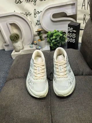 Adidas Gris Blanco Superior Malla Ingenieril Tres Rayas Marca Lateral Zapatillas de Running 10