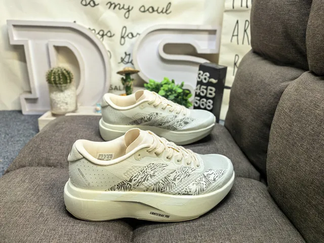 Adidas Gris Blanco Superior Malla Ingenieril Tres Rayas Marca Lateral Zapatillas de Running 11