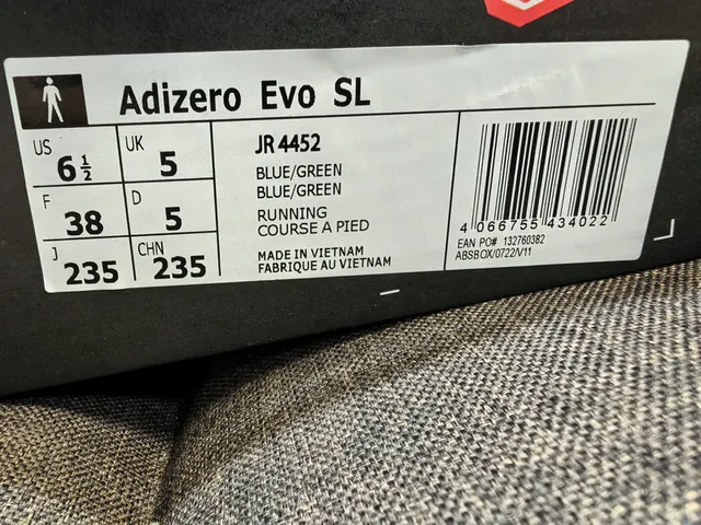 Adidas Gris Blanco Superior Malla Ingenieril Tres Rayas Marca Lateral Zapatillas de Running 12