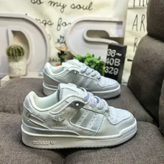 Adidas ग्रे व्हाइट लो-टॉप इरिडेसेंट ओवरले लाइफस्टाइल स्नीकर