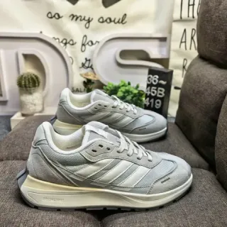 Adidas ग्रे व्हाइट लो-टॉप थ्री-स्ट्रीप साइड पैनल लाइफस्टाइल स्नीकर