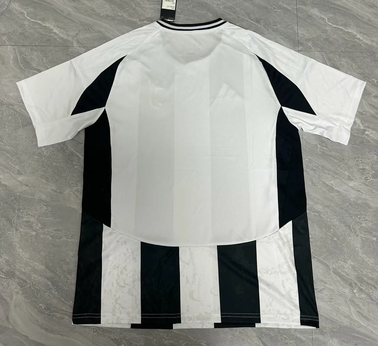 Camiseta de futebol Adidas Juventus local preto branco riscada 3