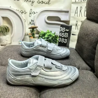 एडिडास मेटालिक सिल्वर Velcro Strap Low-Top लाइफस्टाइल स्नीकर