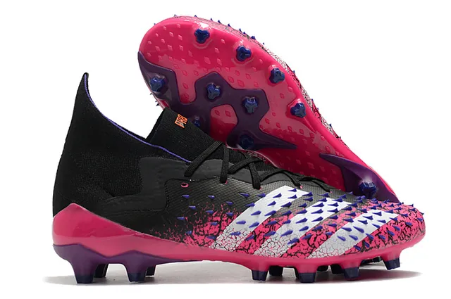Adidas Chaussures de football multicolores à piques, cage au forefoot, collet de chaussette haut, terrain ferme 5