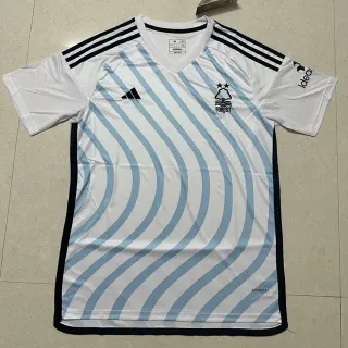 Adidas Nottingham Forest तरंगित पट्टी सफेद और हल्का नीला जर्सी