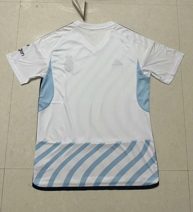 Adidas Nottingham Forest rayas onduladas blanco y azul claro camiseta 4