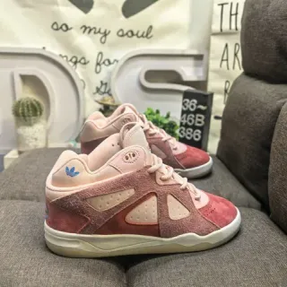 Adidas गुलाबी भूरे रंग की परतदार सुड और मेश ऊपरी त्रिकोणीय छिद्रित साइड पैनल लाइफस्टाइल स्नीकर