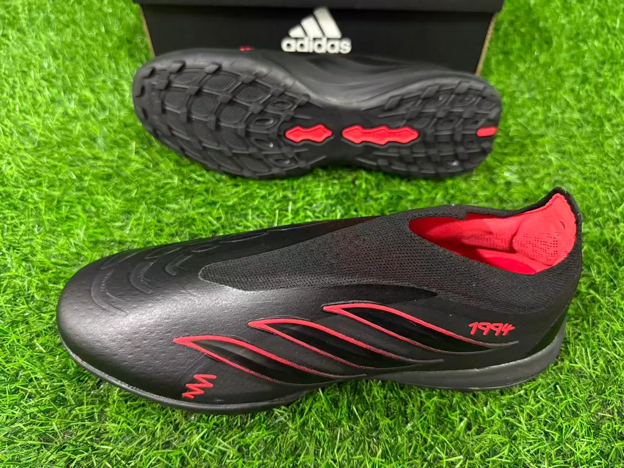 Adidas Predator Noir Rouge Coupe Basse Silhouette Caoutchouc Moldé Clous Chaussures de Football pour Pelouse 2