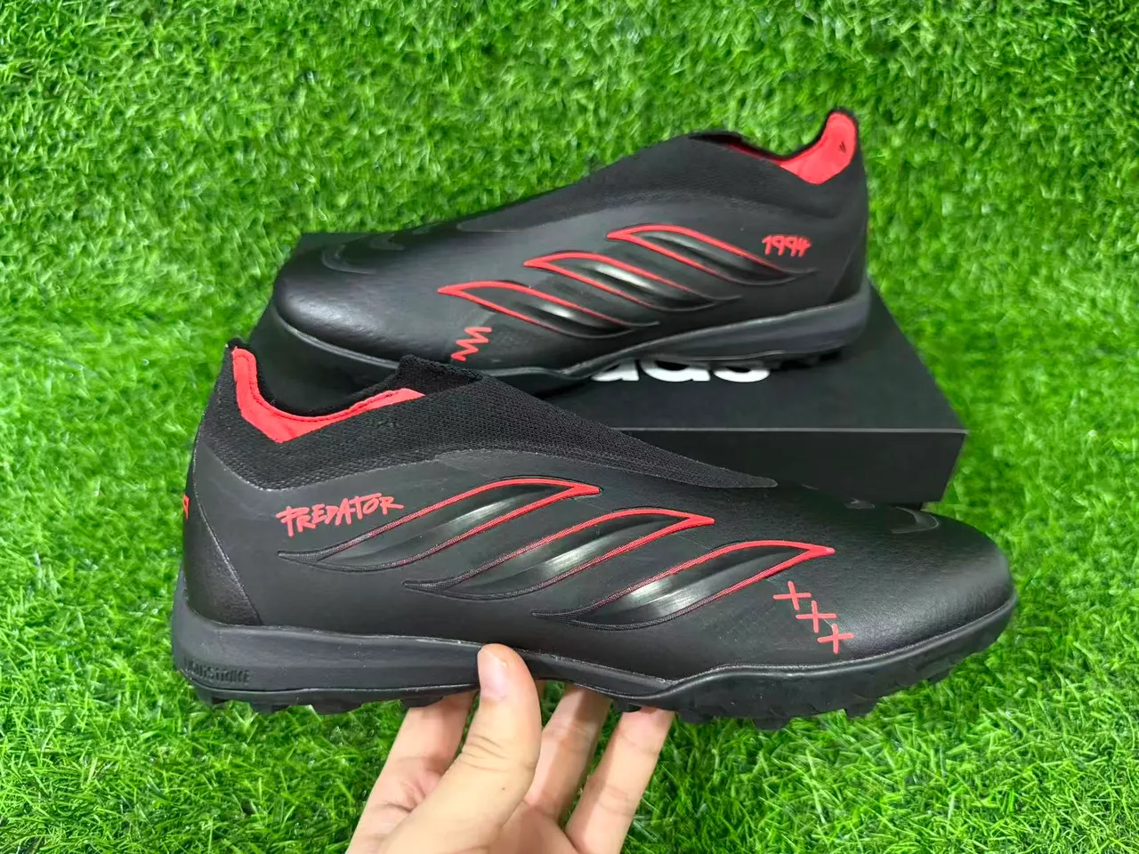 Adidas Predator Noir Rouge Coupe Basse Silhouette Caoutchouc Moldé Clous Chaussures de Football pour Pelouse 3