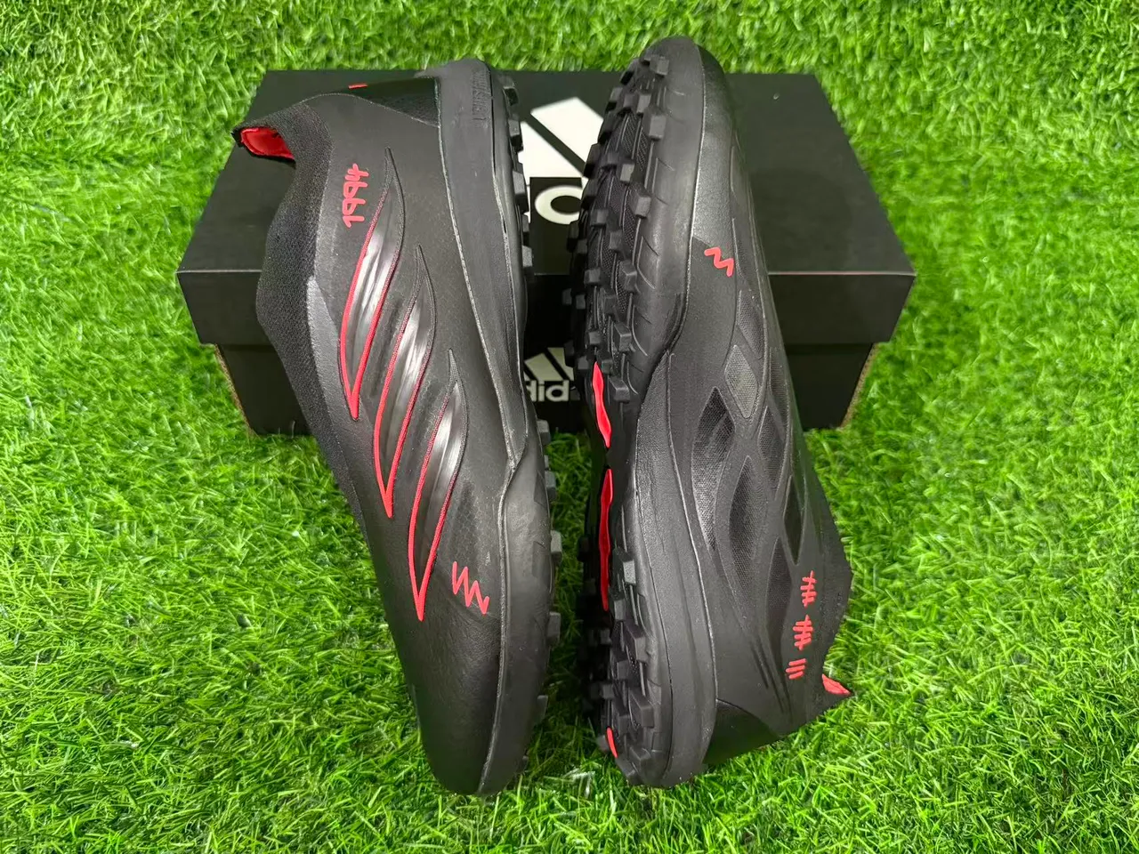 Adidas Predator Noir Rouge Coupe Basse Silhouette Caoutchouc Moldé Clous Chaussures de Football pour Pelouse 4