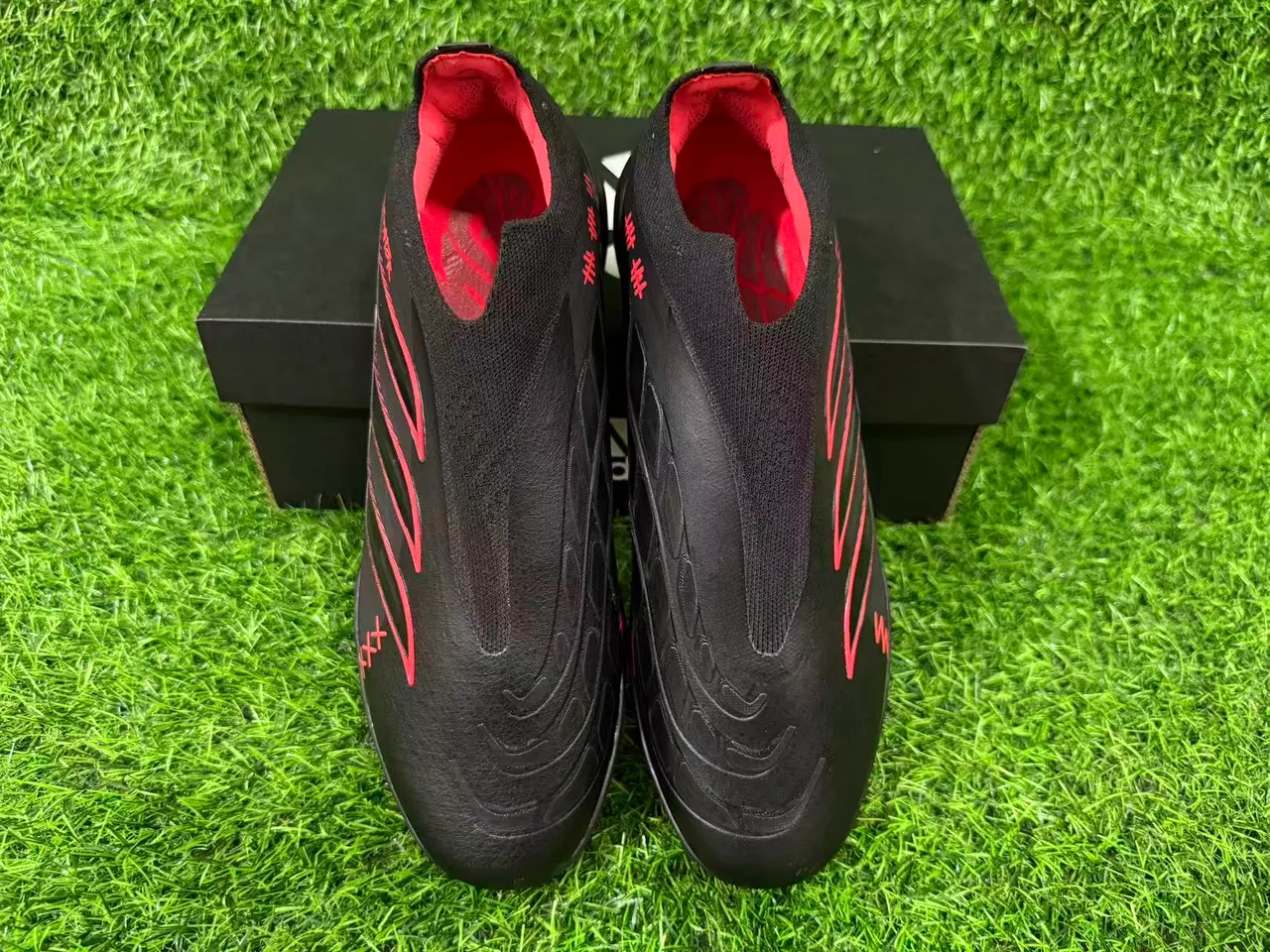 Adidas Predator Noir Rouge Coupe Basse Silhouette Caoutchouc Moldé Clous Chaussures de Football pour Pelouse 6