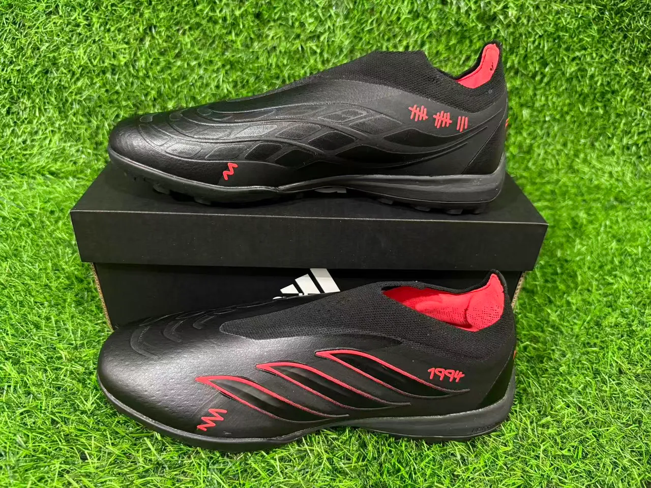 Adidas Predator Noir Rouge Coupe Basse Silhouette Caoutchouc Moldé Clous Chaussures de Football pour Pelouse 8