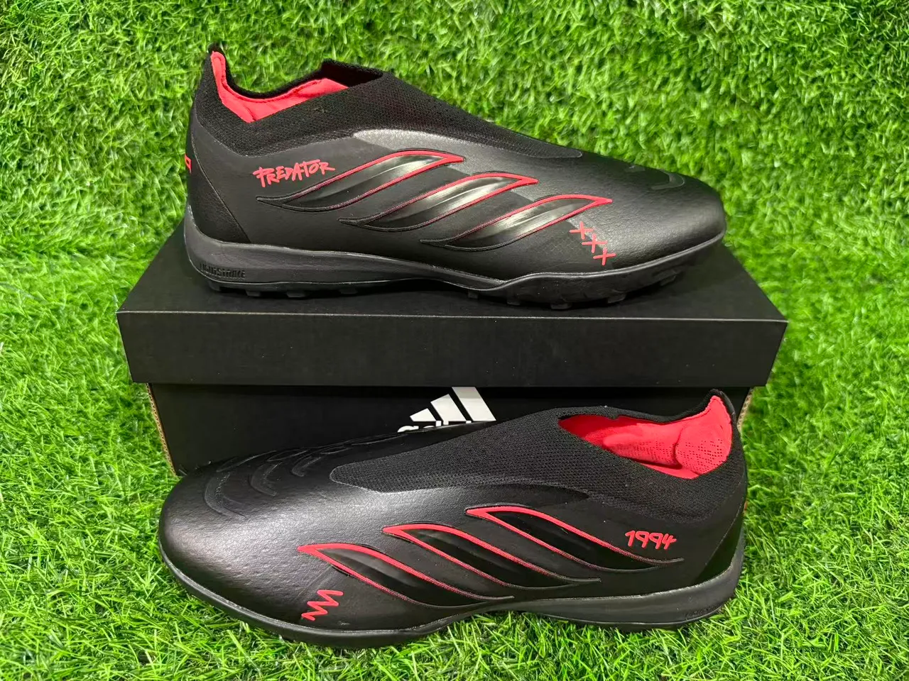 Adidas Predator Noir Rouge Coupe Basse Silhouette Caoutchouc Moldé Clous Chaussures de Football pour Pelouse 9