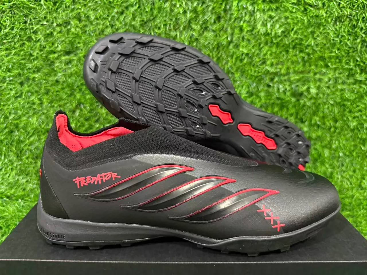 Adidas Predator Noir Rouge Coupe Basse Silhouette Caoutchouc Moldé Clous Chaussures de Football pour Pelouse 10