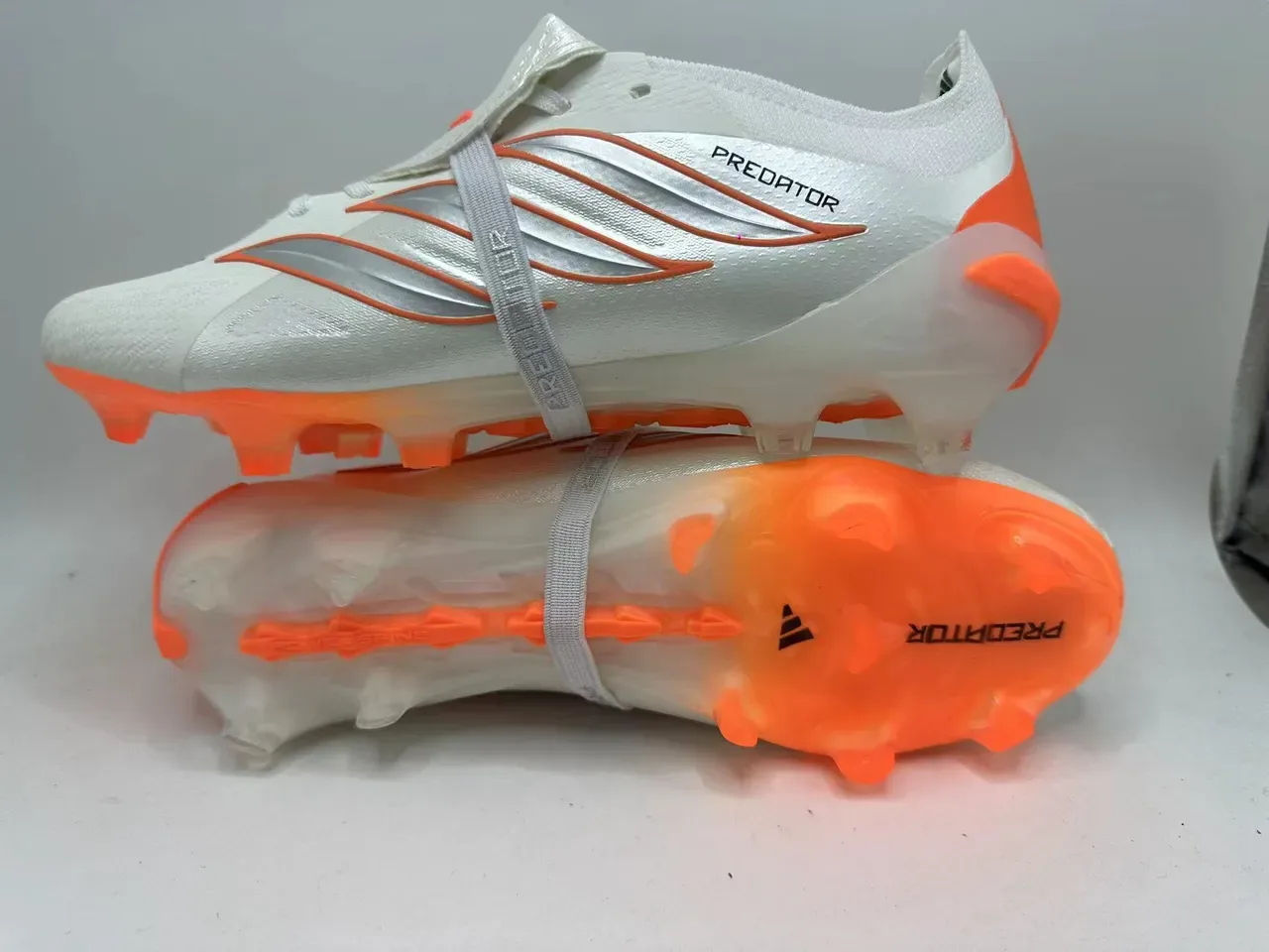 Adidas Predator Chaussures de football blanc orange coupe basse avec lacets verrouillés pour terrain ferme 11