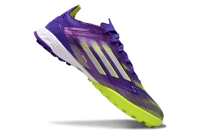 Adidas Chaussures de Football Turf Violet Jaune Coupe Basse avec Partie Supérieure Synthétique et Superposition Graphique à Trois Rayures 2