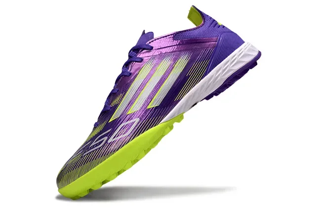 Adidas Chaussures de Football Turf Violet Jaune Coupe Basse avec Partie Supérieure Synthétique et Superposition Graphique à Trois Rayures 3