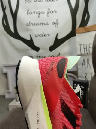 Adidas Chaussures de course avec upper en malla engineered, trois rayures latérales et marquage latéral en rouge et vert 3